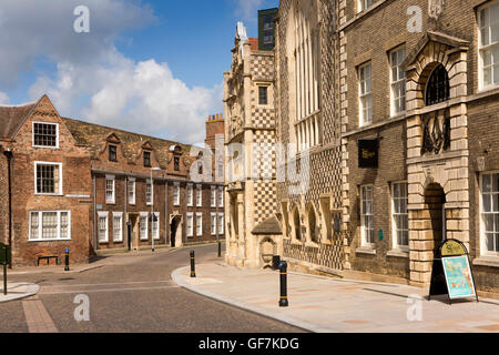 Großbritannien, England, Norfolk, King's Lynn, St. Margaret's Place, Gaol Haus, Rathaus und Thoresby College Stockfoto