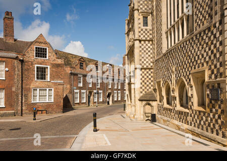 Großbritannien, England, Norfolk, King's Lynn, St. Margaret-Platz, Rathaus und Thoresby College Stockfoto