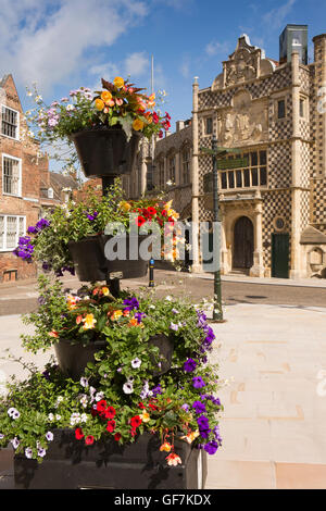 Großbritannien, England, Norfolk, King's Lynn, St. Margaret's Place, floral Pflanzer und Rathaus Stockfoto