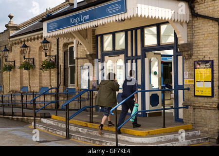 Großbritannien, England, Norfolk, King's Lynn, Blackfriars Road, Bahnhof mit British Railways Zeichen Stockfoto