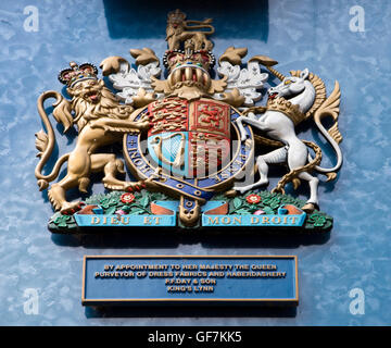 Großbritannien, England, Norfolk, King's Lynn, Broad Street, Royal warrant über Tag & Sohnes Fents laden Stockfoto