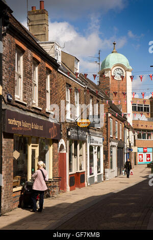 Großbritannien, England, Norfolk, King's Lynn, Tower Street, Shopper im älteren Teil des Shopping Centers Stockfoto