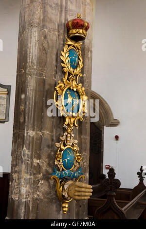 Großbritannien, England, Norfolk, King's Lynn, St.-Nikolaus-Kapelle, C18th vergoldet, bemalte zeremonielle Schwertständer auf Säule Stockfoto