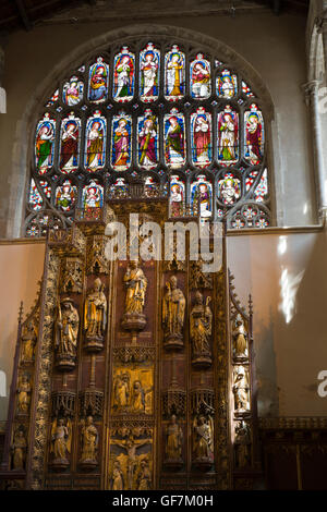 Großbritannien, England, Norfolk, King's Lynn, St Margarets Minster Kirche, kunstvoll geschnitztem Retabel und kreisförmige Ostfenster Stockfoto