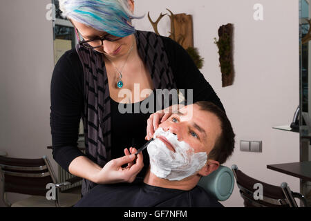 Mann, die nass rasieren, Friseursalon, Deutschland Stockfoto