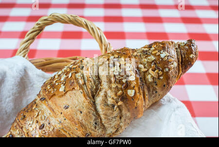 Eine frisch gebackene schäbig Croissant in einem Koffer. Stockfoto