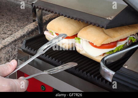 Bereiten Sie eine schnelle und gesunde Sandwiches in den toaster Stockfoto