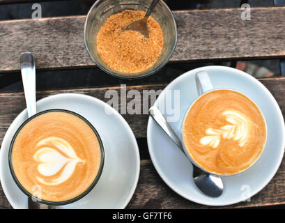 Zwei Kaffeetassen auf dem Tisch Stockfoto