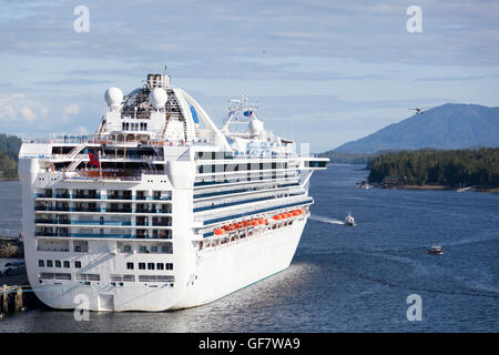 Flugzeuge und kleine Boote vorbei die angedockten Kreuzfahrt Schiff in Ketchikan (Alaska). Stockfoto