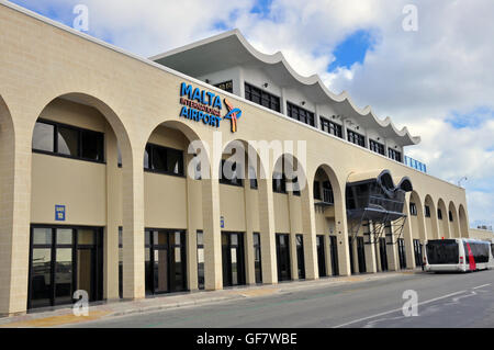 LUQA, MALTA - 14 Februar: Internationale Flughafen von Malta Luqa in Valletta Altstadt am 14. Februar 2014. Malta ist eine südliche Stockfoto