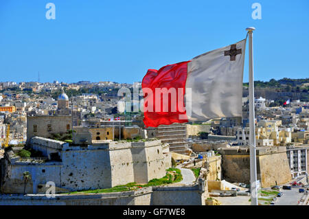 Maltesischer Flagge und Senglea (Isla) Stadtbild Stockfoto