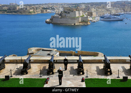 VALLETTA, MALTA - 19 Februar: Beginn des Lascaris Battery in Valletta Stadt am 19. Februar 2014 grüßen. Valletta ist die Hauptstadt ein Stockfoto