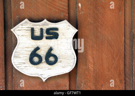 Rustikale Route 66 Holzschild hängen an einem hölzernen Hintergrund Stockfoto