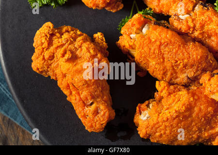 Pikante frittierte panierte Chicken Wings mit Ranch Stockfoto