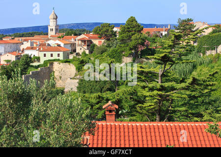 Die ummauerte Altstadt mit Glockenturm von Krk, Kroatien Stockfoto