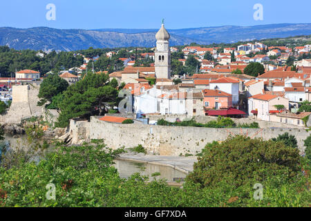 Die ummauerte Altstadt mit Glockenturm von Krk, Kroatien Stockfoto