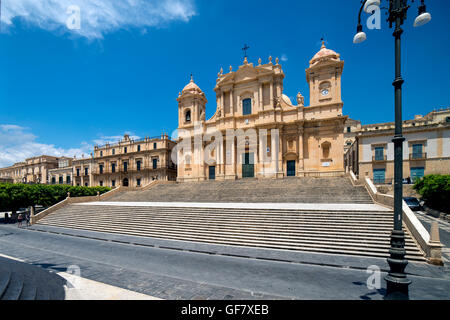 Blick auf die barocke Kathedrale des Heiligen Nikolaus in Noto, Sizilien Stockfoto