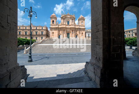 Blick auf die barocke Kathedrale des Heiligen Nikolaus in Noto, Sizilien Stockfoto