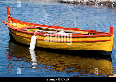 typische sizilianische Fischerboot, verankert im Meer Stockfoto