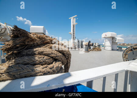 Liegeplatz-Linien und Seile auf einer Fähre Sizilien und Kalabrien, Stockfoto