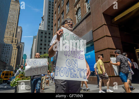 New York, Vereinigte Staaten von Amerika. 28. Juli 2016. CUNY Mitarbeiter protestieren die Ausbeutung der Adjunct Faculty von CUNY, da sie, Sprechzeiten und gleicher Lohn für gleiche Arbeit verweigert, und oft sogar genügend Klassen verhindert um die Rechnungen zu bezahlen, während des Kampfes um die Löhne zu erhöhen und Überarbeitung der Vergangenheit an. Sie sind auch protestieren gegen Studiengebühren Wanderungen am CUNY und fordert die Rückgabe des freien CUNY. Bildnachweis: Erik McGregor/Pacific Press/Alamy Live-Nachrichten Stockfoto