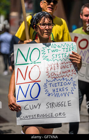 New York, Vereinigte Staaten von Amerika. 28. Juli 2016. CUNY Mitarbeiter protestieren die Ausbeutung der Adjunct Faculty von CUNY, da sie, Sprechzeiten und gleicher Lohn für gleiche Arbeit verweigert, und oft sogar genügend Klassen verhindert um die Rechnungen zu bezahlen, während des Kampfes um die Löhne zu erhöhen und Überarbeitung der Vergangenheit an. Sie sind auch protestieren gegen Studiengebühren Wanderungen am CUNY und fordert die Rückgabe des freien CUNY. Bildnachweis: Erik McGregor/Pacific Press/Alamy Live-Nachrichten Stockfoto