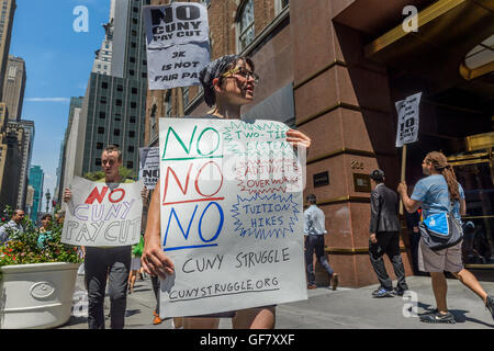 New York, Vereinigte Staaten von Amerika. 28. Juli 2016. CUNY Mitarbeiter protestieren die Ausbeutung der Adjunct Faculty von CUNY, da sie, Sprechzeiten und gleicher Lohn für gleiche Arbeit verweigert, und oft sogar genügend Klassen verhindert um die Rechnungen zu bezahlen, während des Kampfes um die Löhne zu erhöhen und Überarbeitung der Vergangenheit an. Sie sind auch protestieren gegen Studiengebühren Wanderungen am CUNY und fordert die Rückgabe des freien CUNY. Bildnachweis: Erik McGregor/Pacific Press/Alamy Live-Nachrichten Stockfoto