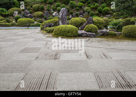 Tofukuji Fumo im trockenen Landschaft Kaisan-Do besteht aus Karesansui Garten geharkt in aufgegebenen Rechtecke von Sand Kies Stockfoto