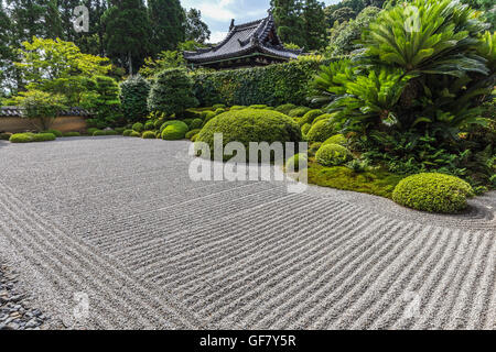 Ikkyu-Ji Shuon-an - Shuon-ein Hojo-Garten ist ein klassisches Karesansui Steingarten.  Ein weiterer kleiner Moos-und-Steingarten mit einem smal Stockfoto