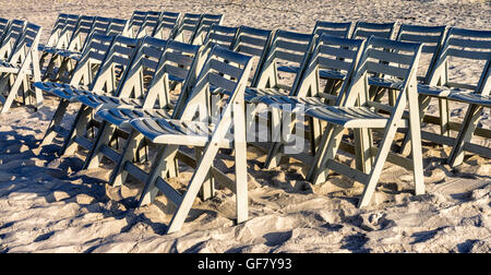 Stühle-Setup für eine Hochzeit am Strand San Destin, FL Stockfoto
