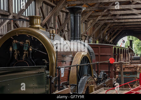 Sehr alte viktorianische Dampflok im Zug Schuppen im Didcot Railway Centre in Oxfordshire Stockfoto