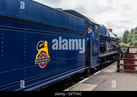 König Edward II Dampflokomotive mit British Railways Logo und Emblem an der Seite der Kohle-Waggon restauriert Stockfoto