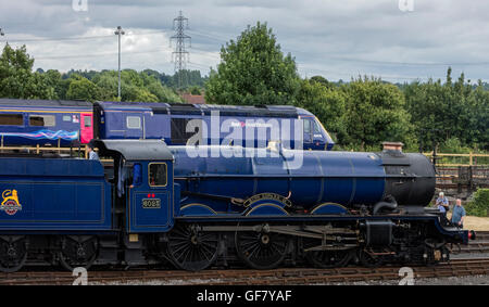 Eine moderne First Great Western-Diesel-Zug auf der Laufschiene. Darunter befindet sich die restaurierte König Edward II Dampfzug Lok Stockfoto