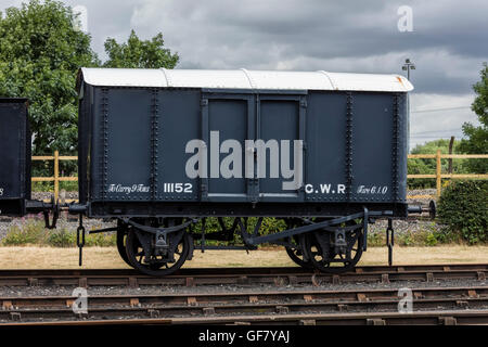 GWR blaugrau Güterzug Wagen auf einem Gleis im Didcot Railway Centre in Oxfordshire Stockfoto