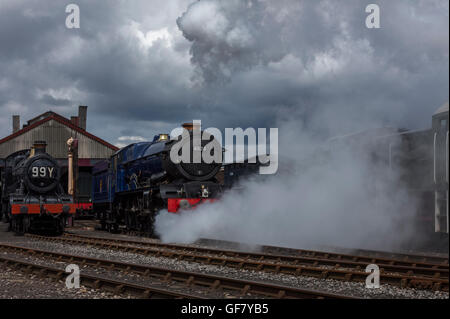 Restaurierte Dampflok König Edward II emittiert Dampf auf den Gleisen im Didcot Railway Centre in Oxfordshire Stockfoto