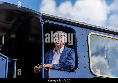 Freiwillige Dampf-Zug-Crew-Mitglied in der Kabine von der restaurierten König Edward II Lok Dampflok in Didcot Railway Centre Stockfoto