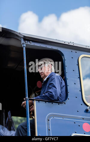 Zug-Crew-Mitglied mit der restaurierten König Edward II Lok Dampflok im Didcot Railway Centre in Oxfordshire Stockfoto