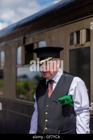 Trainieren Sie Wache mit grüne Flagge gekleidet in Uniform auf der Plattform vor einer Kutsche in die braune Farbgebung des 2. Weltkrieges gemalt Stockfoto