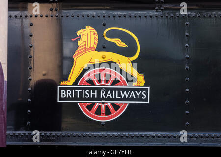 British Railways Wappen und Logo an der Seite einer Dampflokomotive im Didcot Railway Centre in Oxfordshire Stockfoto