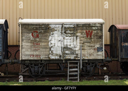 Alten Güterwagen repariert vor Ort in Didcot Railway Centre in Oxfordshire Stockfoto