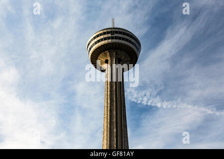 Ontario, Kanada - Juni 2016. Skylon Tower mit einem externen Aufzug an den Niagarafällen. Stockfoto