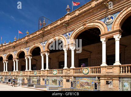 Detail der vielen gefliest Provincial Nischen an den Wänden von der Plaza de Espana (Spanien Platz) in Sevilla, Spanien Stockfoto