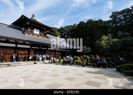 Kyoto, Japan - 16. November 2016: Besucher der Tofuku-Ji-Tempel in Kyoto, Japan. Der Sand im Garten Kare-Sansui (trocken) Stockfoto