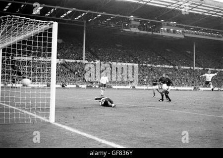 Datei Foto datiert 26.07.1966 Englands Bobby Charlton (rechts) Brände sein Team zweite Ziel Portugal Torhüter Jose Pereira (links) Stockfoto