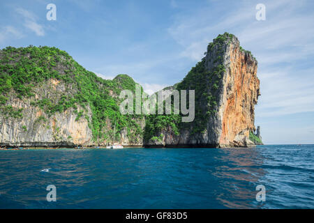 Dschungel-Kalkstein-Klippen rund um Phi Phi Insel Tageszeit Stockfoto