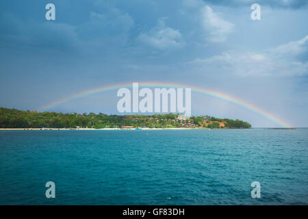 Regenbogen über Dschungel-Kalkstein-Klippen rund um Phi-Phi-Insel, Meer bei Krabi, Thailand Stockfoto