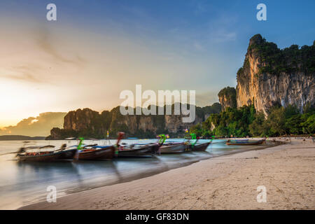 Longtailboote am Railay Beach in Krabi, Thailand Stockfoto