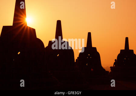 Silhouette Borobudur-Tempel bei Sonnenaufgangszeit mit Licht platzen, Yogyakarta, Java, Indonesien. Stockfoto