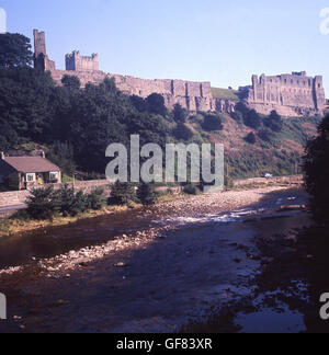 1960er-Jahren, historische, Richmond Castle, eine alte Norman steinerne Festung gelegen auf einem Felsvorsprung über dem Fluß Swale, Richmond, North Yorkshire, England, UK. Stockfoto