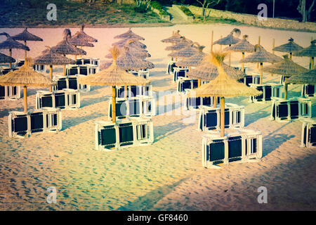 Sonnenliegen am Sandstrand Stockfoto